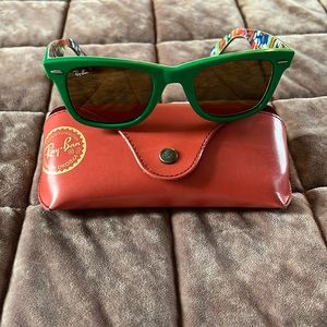 Like new green wayfarers